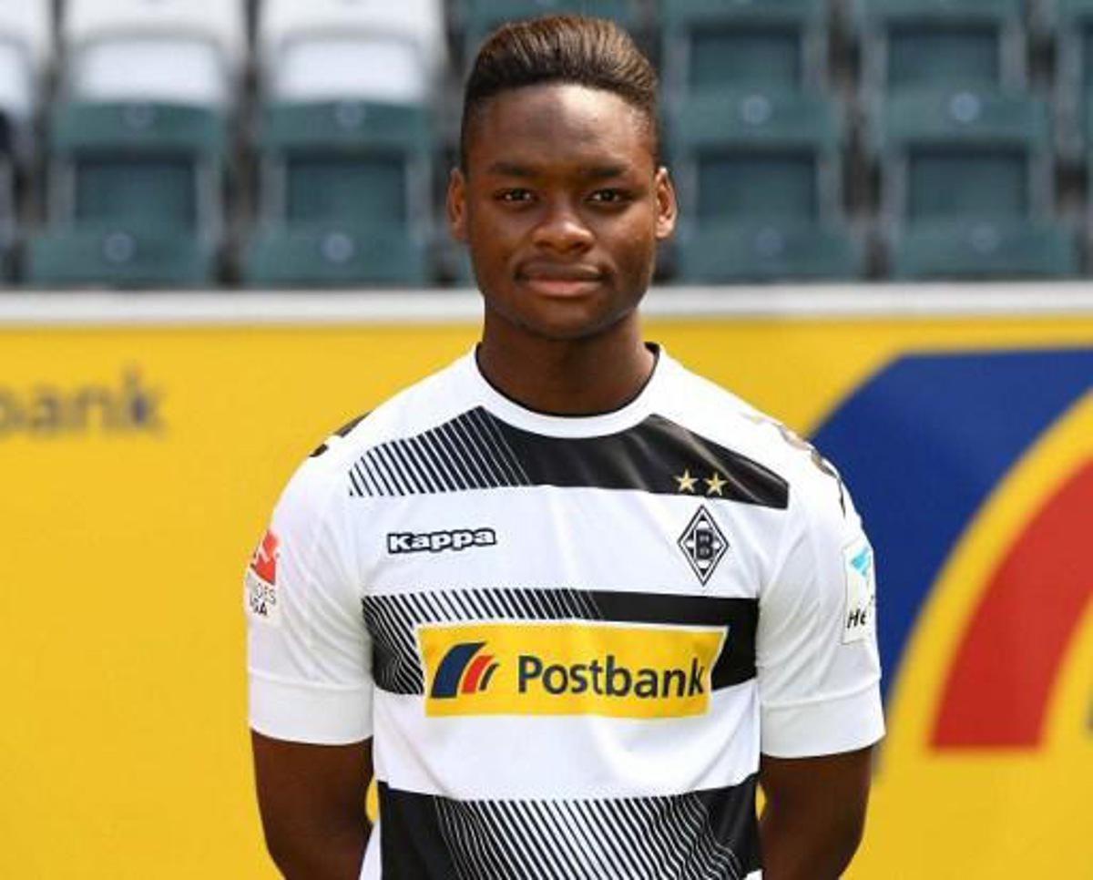 Moenchengladbach's midfielder Ba-Muaka Simakala poses during the team presentation of Borussia Moenchengladbach on August 1, 2016 in Moenchengladbach , western Germany.
Patrik STOLLARZ / AFP