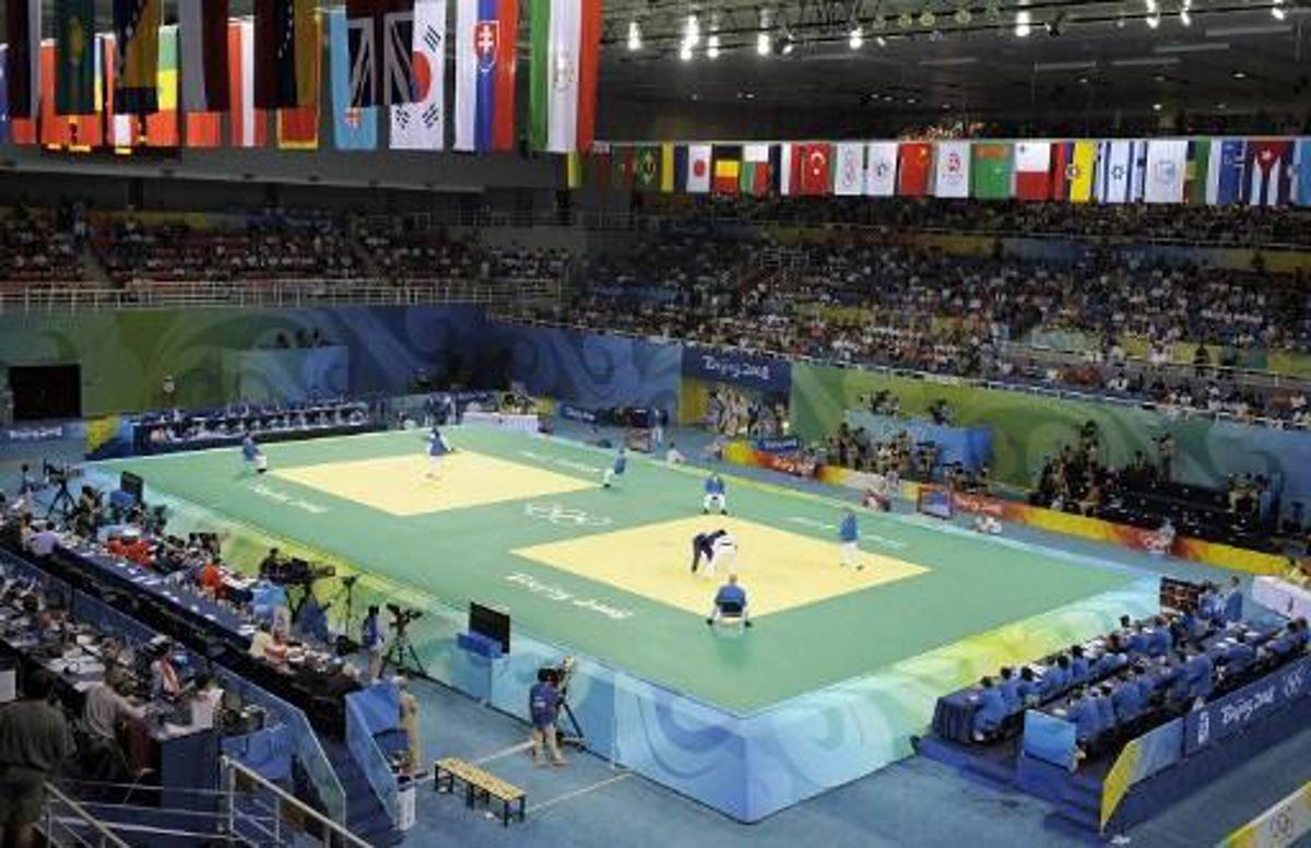 This general view shows competition taking place at the judo event at the USTB Gymnasium during the 2008 Beijing Olympic Games on August 11, 2008. AFP PHOTO / DDP/ AXEL SCHMIDT