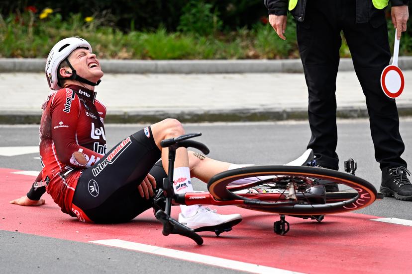 Belgian Jenno Berckmoes of Lotto-Intermarche pictured after a fall during the men elite race of the 'Dwars Door Vlaanderen' cycling event, 184,6km from Roeselare to Waregem, Wednesday 01 April 2026. BELGA PHOTO JASPER JACOBS