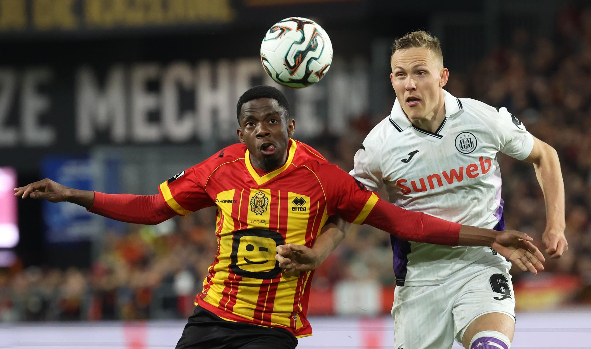 Mechelen's Bill Antonio and Anderlecht's Ludwig Augustinsson fight for the ball during a soccer match between KV Mechelen and RSC Anderlecht, Sunday 15 March 2026 in Mechelen, on day 29 of the 2025-2026 'Jupiler Pro League' first division of the Belgian championship. BELGA PHOTO VIRGINIE LEFOUR