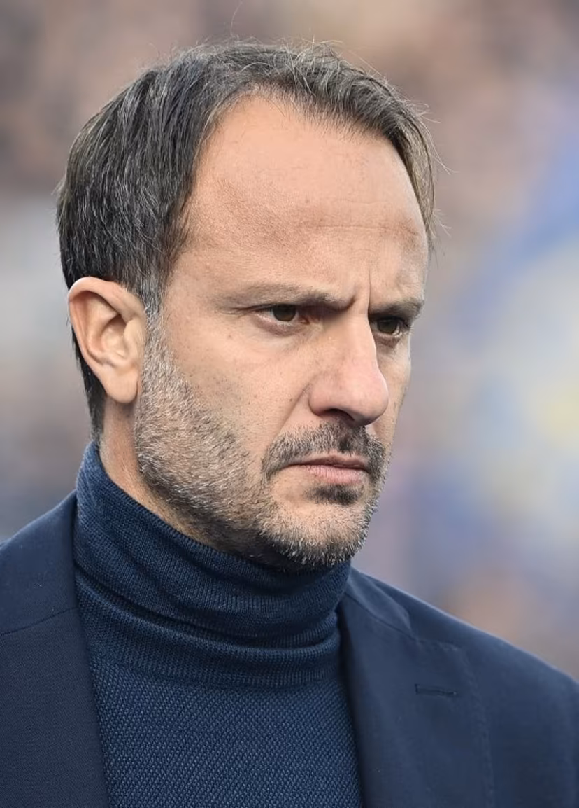 Pisa's Italian head coach Alberto Gilardino looks on ahead of the Italian Serie A football match between Pisa and Inter Milan at the Garibaldi Romeo Anconetani Arena in Pisa on November 30, 2025. Isabella BONOTTO / AFP