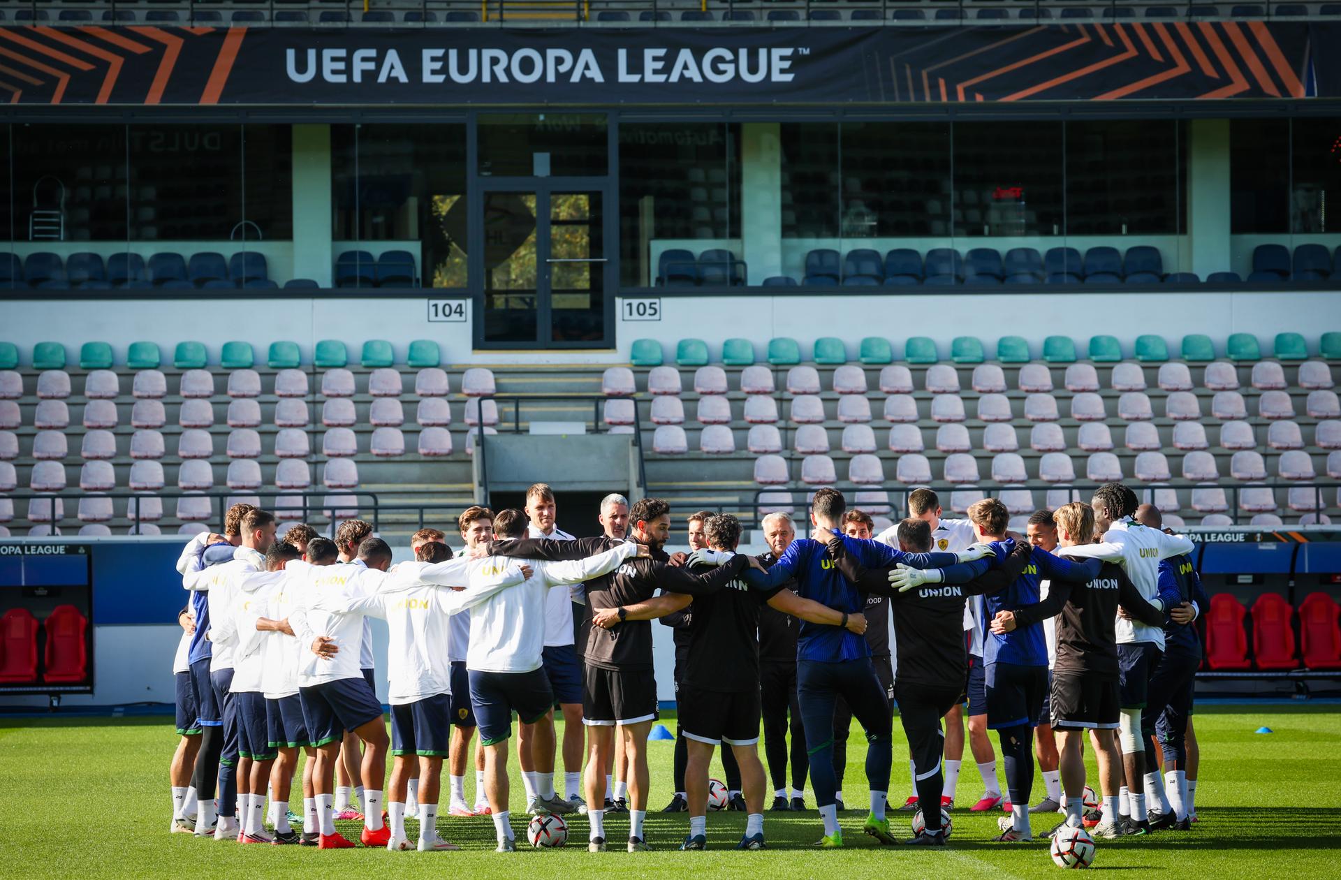 Union's head coach David Hubert talks to his players during a training session of Belgian soccer team Royale Union Saint-Gilloise, Wednesday 14 October 2026 in Leuven. The team is preparing for the 2nd match of the UEFA Europa League league phase against Spanish Real Sociedad tomorrow. BELGA PHOTO VIRGINIE LEFOUR