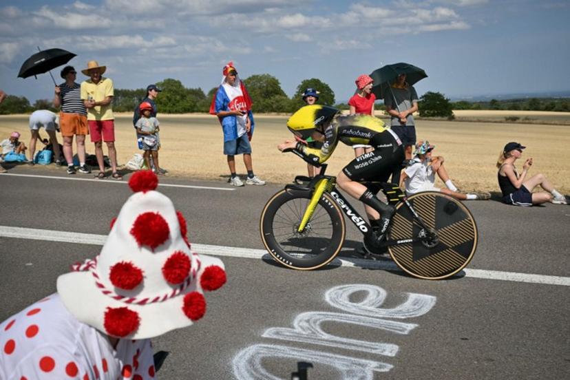 Team Visma | Lease a Bike's Canadian rider Sarah Van Dam competes during the individual time-trial in the 4th (out of 9) stage of the fifth edition of the Women's Tour de France cycling race, 21 km time trial between Gevrey-Chambertin and Dijon, eastern France on August 4, 2026. NICOLAS TUCAT / AFP