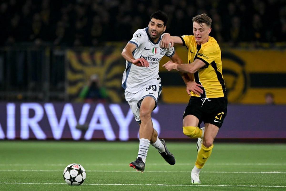 Inter Milan's Iranian forward #99 Mehdi Taremi (L) vies with Young Boys' Swiss defender #27 Lewin Blum (R) during the UEFA Champions League, league phase day 3, football match between Young Boys and Inter Milan at the Wankdorf Stadium in Bern on October 23, 2024. Fabrice COFFRINI / AFP