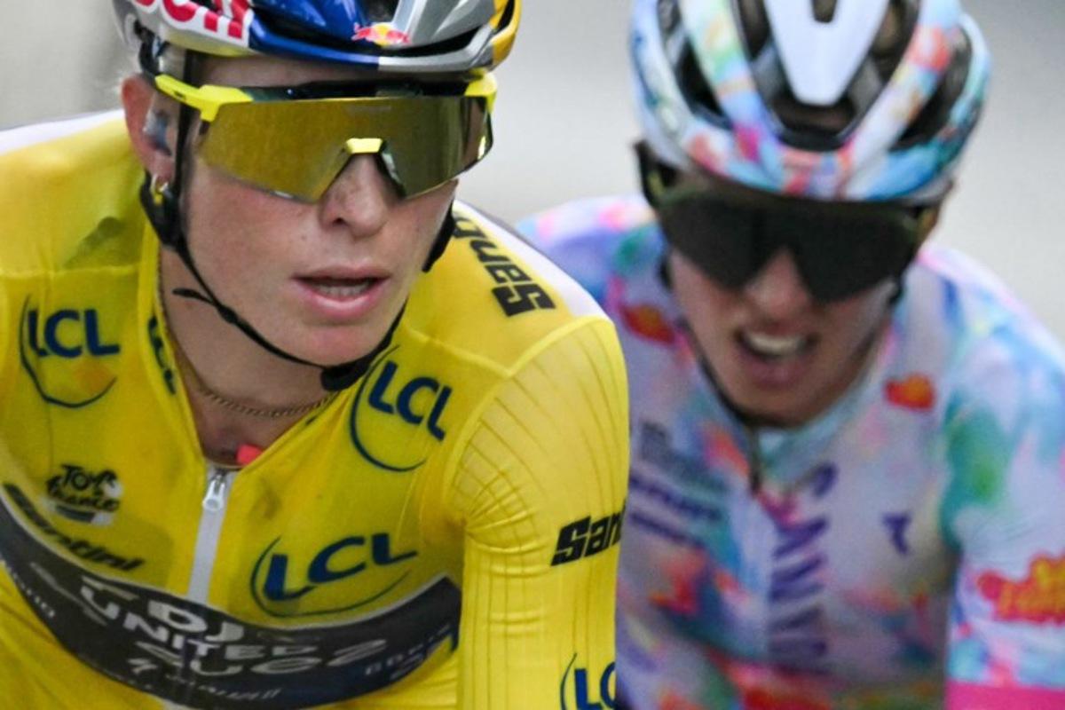 FDJ-SUEZ's Dutch rider Demi Vollering wearing the overall leader's yellow jersey (L) and Canyon//SRAM zondacrypto's Polish rider Katarzyna Niewiadoma ride in a breakaway during the 9th and final stage of the fifth edition of the Women's Tour de France cycling race, 99.2 km from Nice to Nice, southeastern France on August 9, 2026. NICOLAS TUCAT / AFP