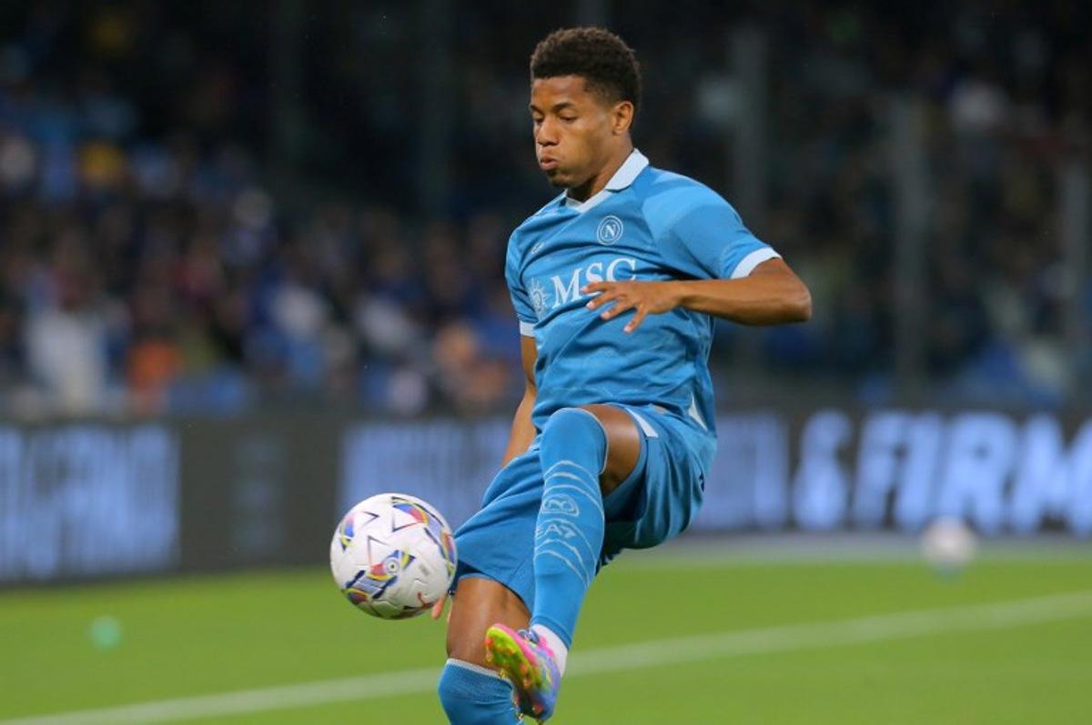 Napoli's Brazilian forward #07 David Neres controls the ball during the Italian Serie A football match between Napoli and Empoli FC at the Diego Armando Maradona Stadium in Naples on April 14, 2025. CARLO HERMANN / AFP