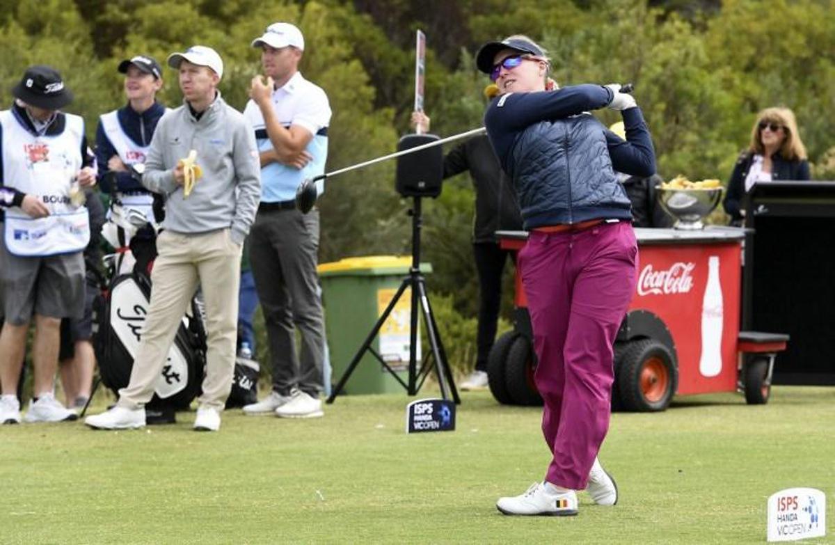 Female golfer Manon De Roey of Belgium (R) tees off as male players Gavin Moynihan of Ireland (3/L) and Dale Williamson of Australia (4/L) look on during the third round of the joint EPGA and LPGA Vic Open golf tournament at the 13th Beach Golf Links at Barwon Heads near Melbourne on February 9, 2019. WILLIAM WEST / AFP -- IMAGE RESTRICTED TO EDITORIAL USE - STRICTLY NO COMMERCIAL USE --