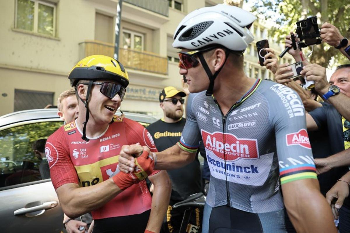 Alpecin - Deceuninck team's Dutch rider Mathieu van der Poel (R) congratulates Uno-X Mobility team's Norwegian rider Jonas Abrahamsen (L) as he celebrates after winning the 11th stage of the 112th edition of the Tour de France cycling race, 156.8 km starting and finishing in Toulouse, southwestern France, on July 16, 2025. christophe petit tesson / POOL / AFP