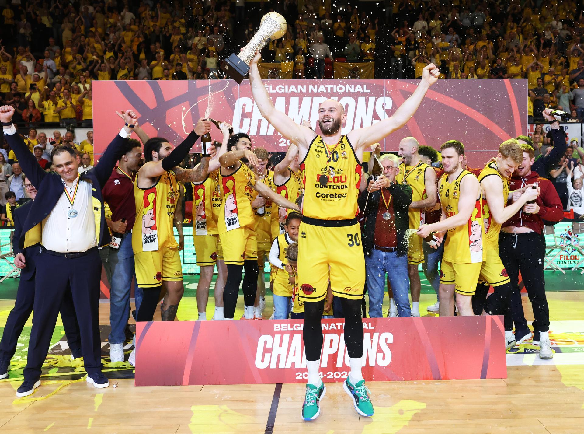 Oostende's players and staff celebrate after winning the Belgian BNXT championship, Saturday 07 June 2025 in Oostende. BC Oostende defeats Kangoeroes Mechelen 100-76 in the fourth game of the best-of-5 finals in the playoffs of the 'BNXT League' Belgian/ Dutch first division basket championship. BELGA PHOTO KURT DESPLENTER