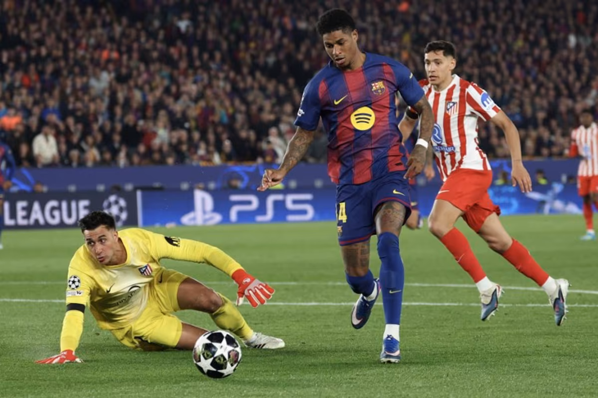 Barcelona's English forward #14 Marcus Rashford tries to beat Atletico Madrid's Argentine goalkeeper #01 Juan Musso (L) during the UEFA Champions League quarter final first leg football match between FC Barcelona and Club Atletico de Madrid at Camp Nou Stadium in Barcelona on April 8, 2026. Lluis GENE / AFP