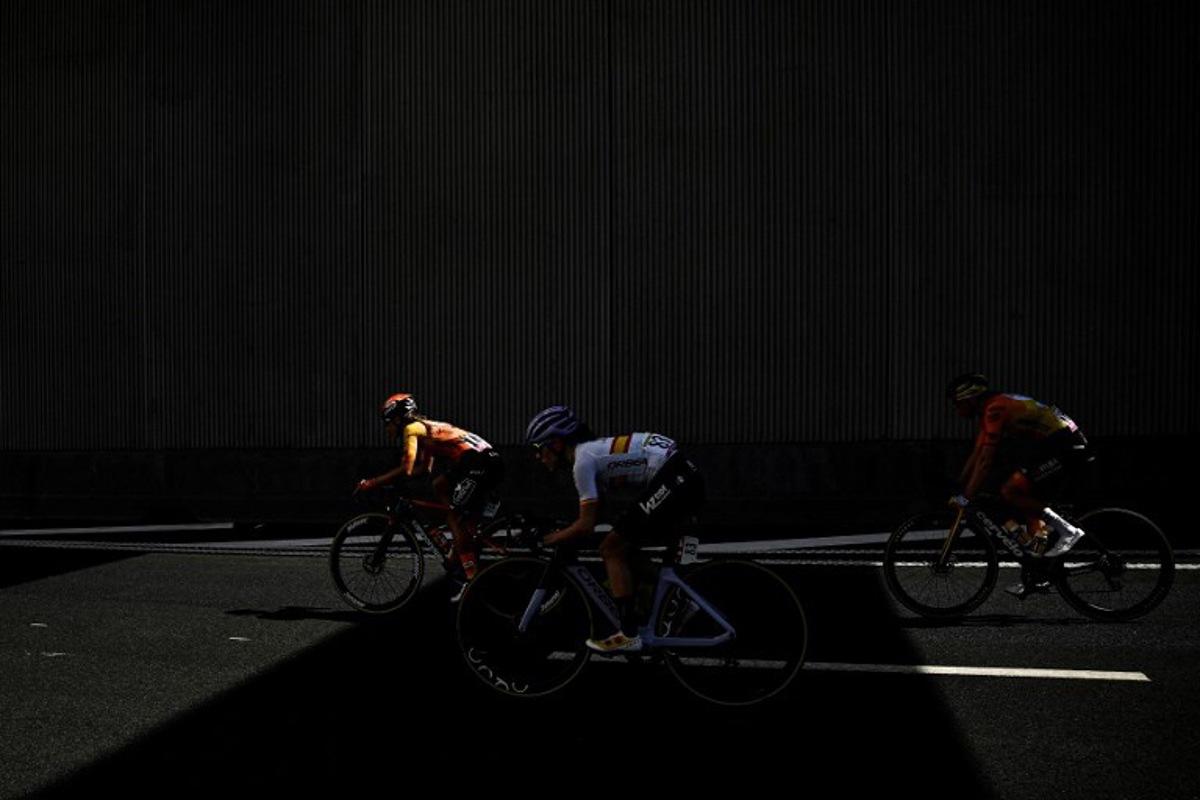 St Michel - Mavic - Auber93 team 's French rider Victorie Guilman (L), Laboral Kutxa - Fundacion Euskadi team's Spanish rider Usoa Ostolaza Zabala and Team Visma | Lease a Bike's Dutch rider Fem van Empel compete during the 1st stage (out of 8) of the third edition of the Women's Tour de France cycling race, 123 km from Rotterdam to La Haye, in Netherlands, on August 12, 2024. JULIEN DE ROSA / AFP