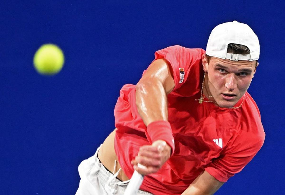 Czech Republic's Jakub Mensik returns the ball to Czech Republic's Tomas Machac during the ATP Tour Acapulco Open 500 men´s singles tennis match at the GNP Arena in Acapulco, Guerrero State, Mexico on February 24, 2025. CARL DE SOUZA / AFP