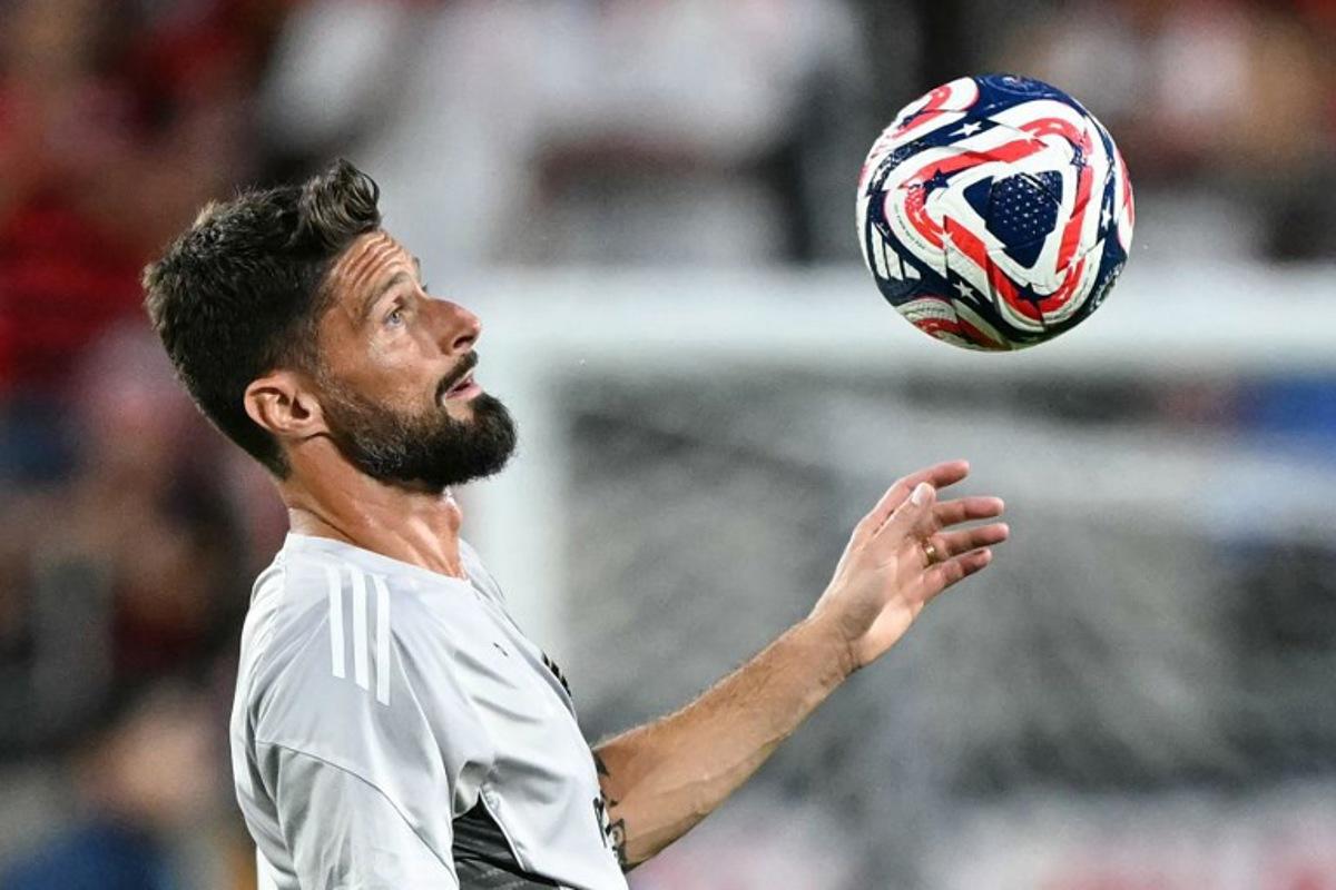 LAFC's French forward #09 Olivier Giroud warms up ahead of the FIFA Club World Cup 2025 Group D football match between US Los Angeles FC and Brazil's CR Flamengo at the Camping World stadium in Orlando on June 24, 2025. PATRICIA DE MELO MOREIRA / AFP