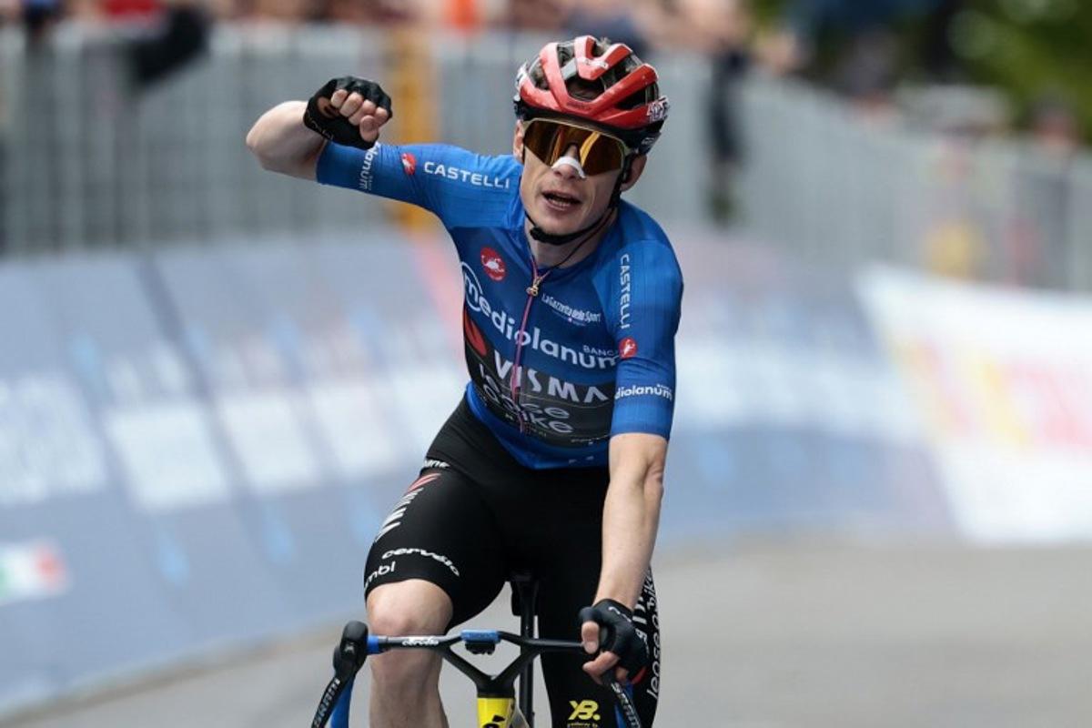 Team Visma Lease a Bike Danish rider Jonas Vingegaard, wearing the best climber's blue jersey (Maglia Azzura), crosses the finish line to win the 9th stage of the Giro d'Italia 2026 - Tour of Italy cycling race between Cervia and Corno alle Scale, near Doganaccia, central Italy on May 17, 2026. Luca Bettini / AFP