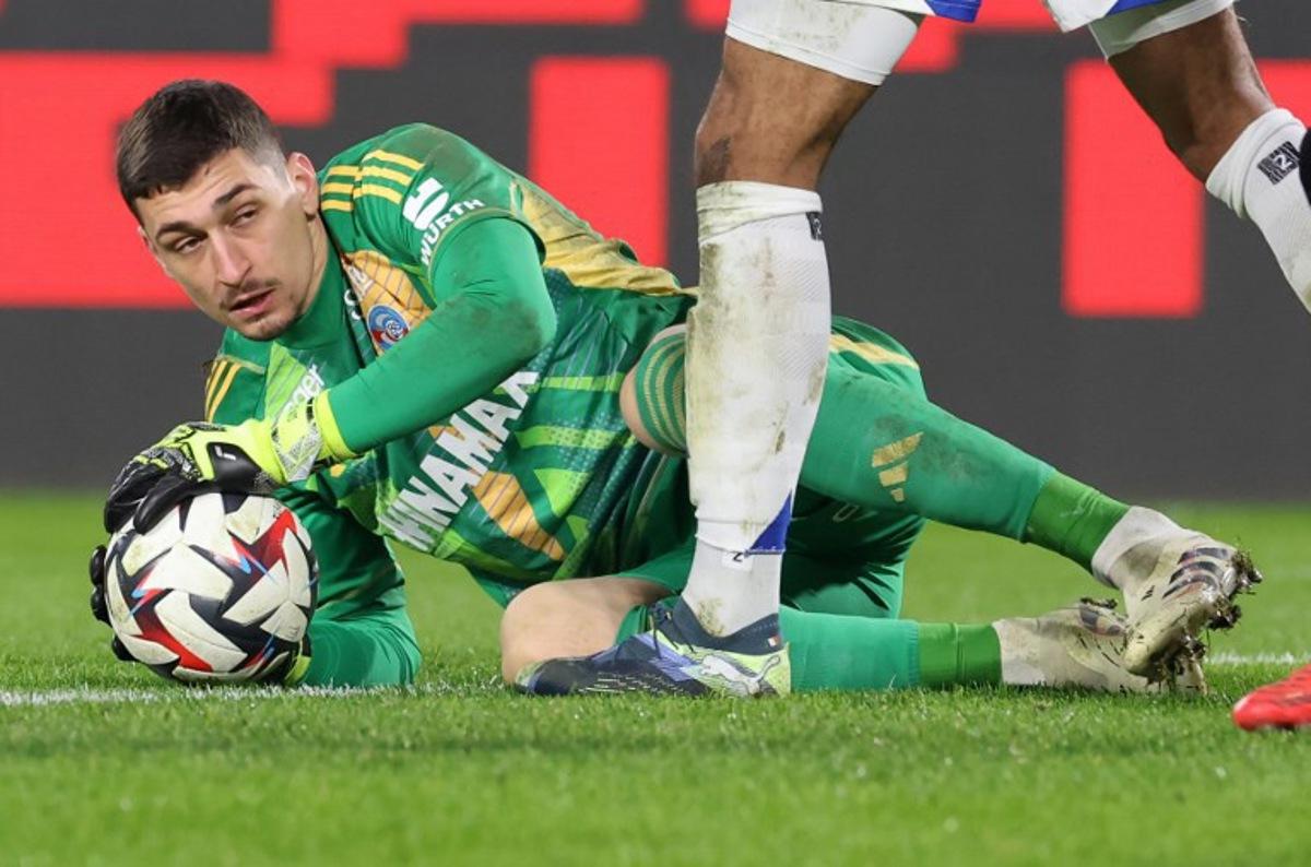 Strasbourg's Serbian goalkeeper #01 Djordje Petrovic makes a save during the French L1 football match between Stade Rennais FC and RC Strasbourg Alsace at Roazhon Park stadium in Rennes, western France, on February 2, 2025. Fred TANNEAU / AFP