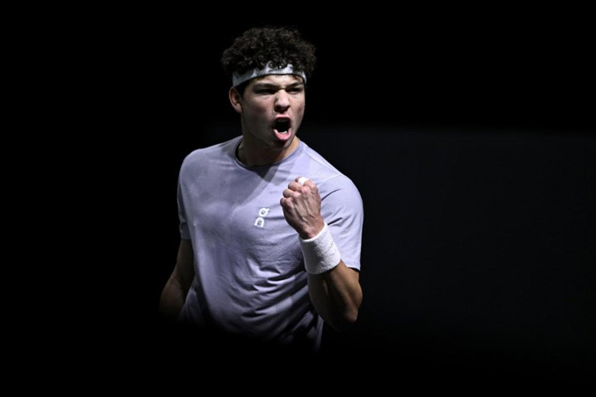 US Ben Shelton reacts after a point as he plays against Russia's Andrey Rublev during their men's singles match on day four of the Paris ATP Masters 1000 tennis tournament at the Paris La Défense Arena in Nanterre, on the outskirts of Paris, on October 30, 2025. JULIEN DE ROSA / AFP