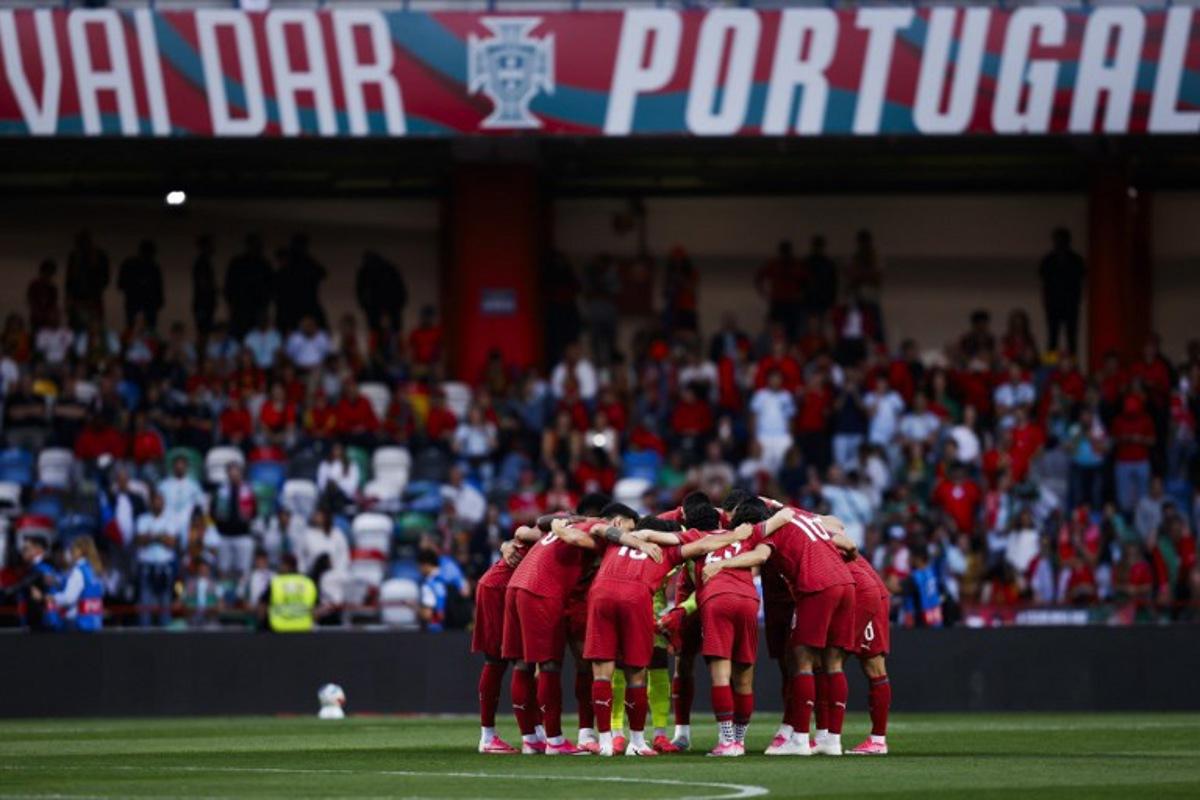 Portugal's players gather on the pitch before the international friendly football match between Portugal and Nigeria at Magalhaes Pessoa Stadium in Leiria, on June 10, 2026. FILIPE AMORIM / AFP