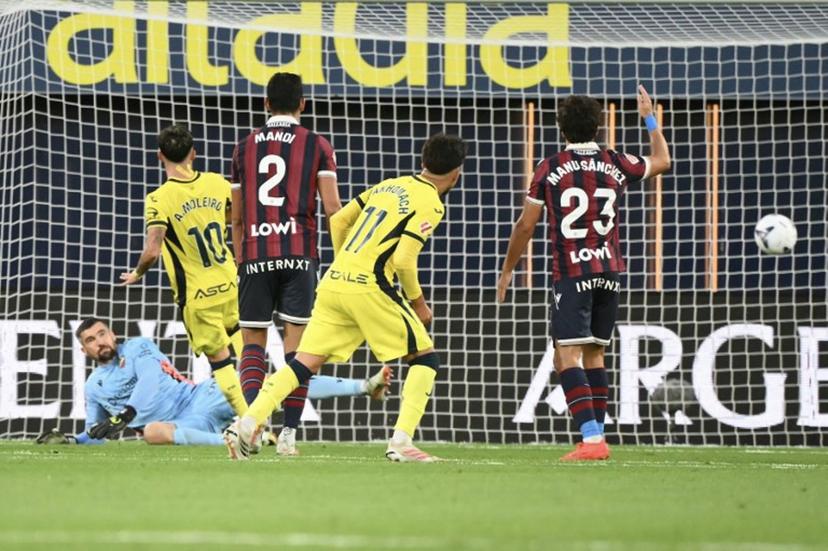 Villarreal's Spanish midfielder #10 Alberto Moleiro (2L) scores his team's second goal during the Spanish league football match between Villarreal CF and Levante UD at La Ceramica Stadium in Vila-real on September 20, 2026. JOSE JORDAN / AFP