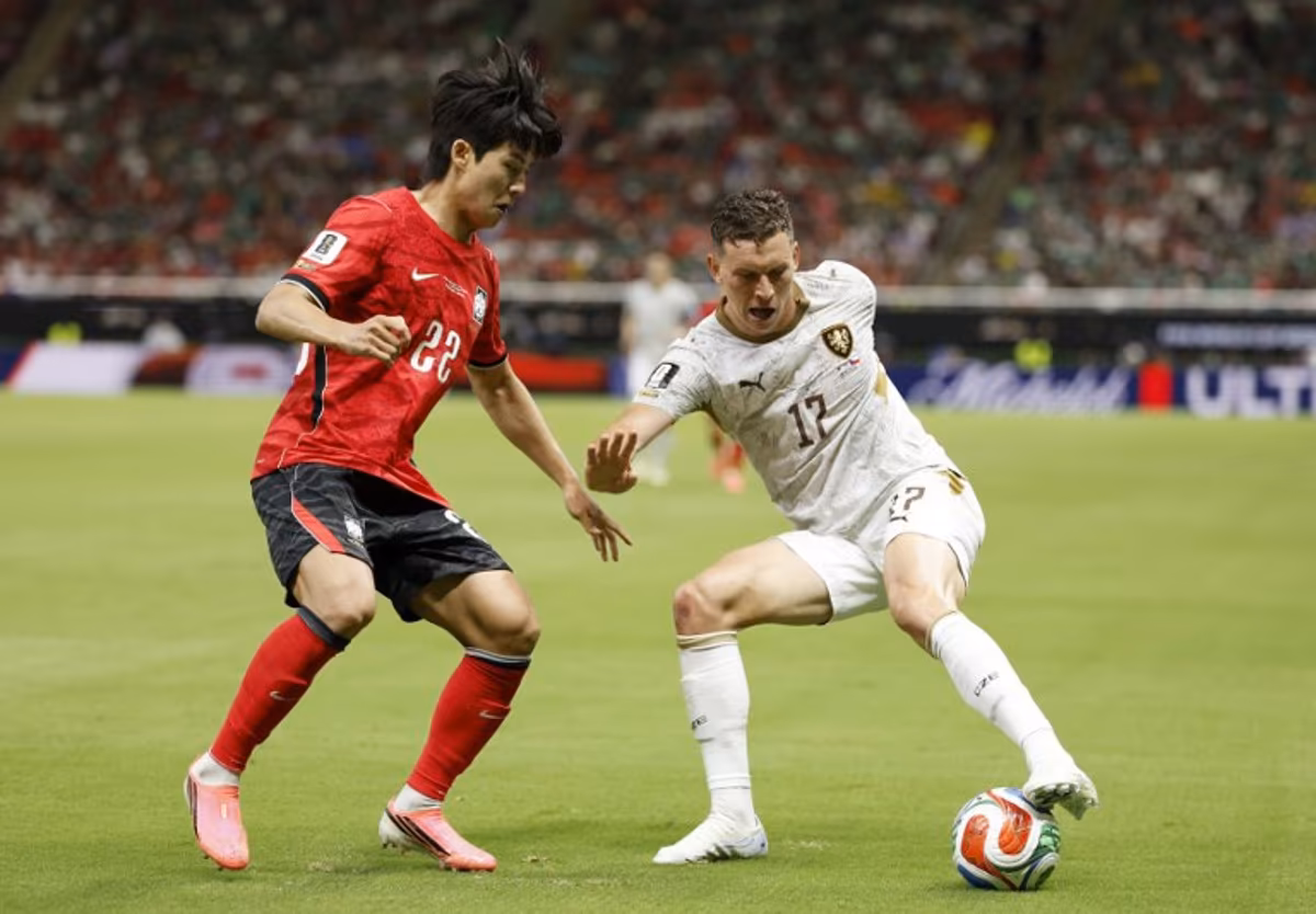 South Korea's defender #22 Seol Young-woo and Czech Republic's midfielder #17 Lukas Provod fight for the ball during the 2026 World Cup Group A football match between South Korea and the Czech Republic at the Guadalajara Stadium in Zapopan on June 11, 2026. Ulises RUIZ / AFP