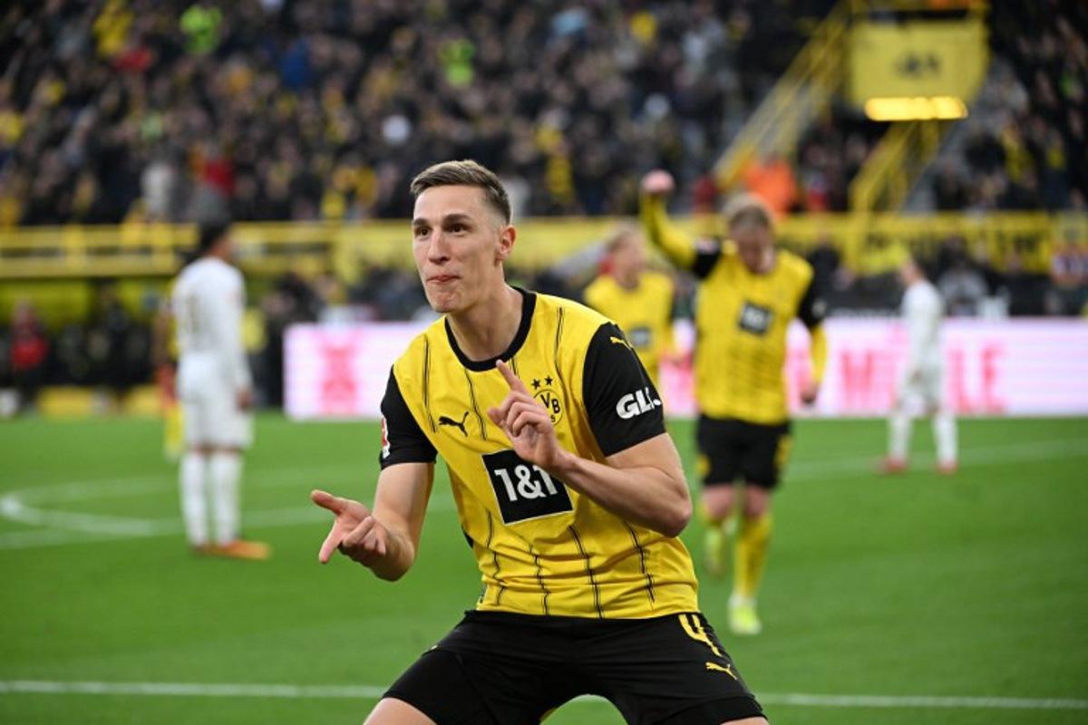 Dortmund's German defender #04 Nico Schlotterbeck celebrates after his team's 3-0 goal during the German first division Bundesliga football match between BVB Borussia Dortmund and Mainz 05 in Dortmund, western Germany, on March 30, 2025. UWE KRAFT / AFP