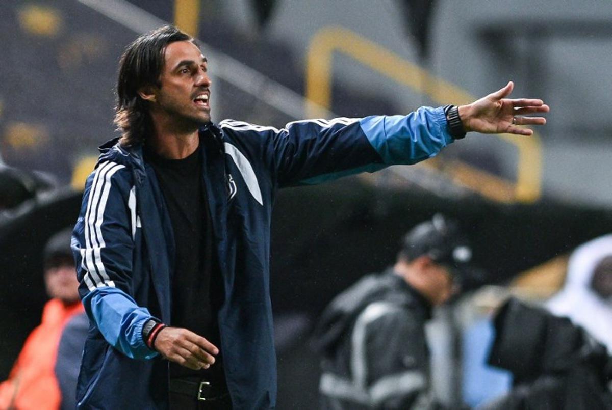 Costa Rica's interim coach Bryan Ruiz gestures during the Concacaf Nations League Cup football match between Costa Rica and Haiti at the Ricardo Saprissa Ayma Stadium in San Jose on October 4, 2026. Ezequiel BECERRA / AFP