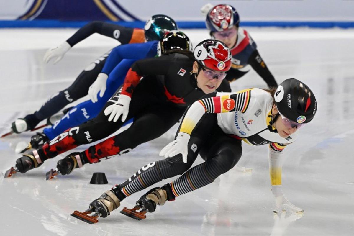 Belgium's Hanne Desmet (R) leads Canada's Courtney Sarault in the women's 1000 meters final at the ISU World Short Track Championships in Beijing on March 15, 2025. GREG BAKER / AFP