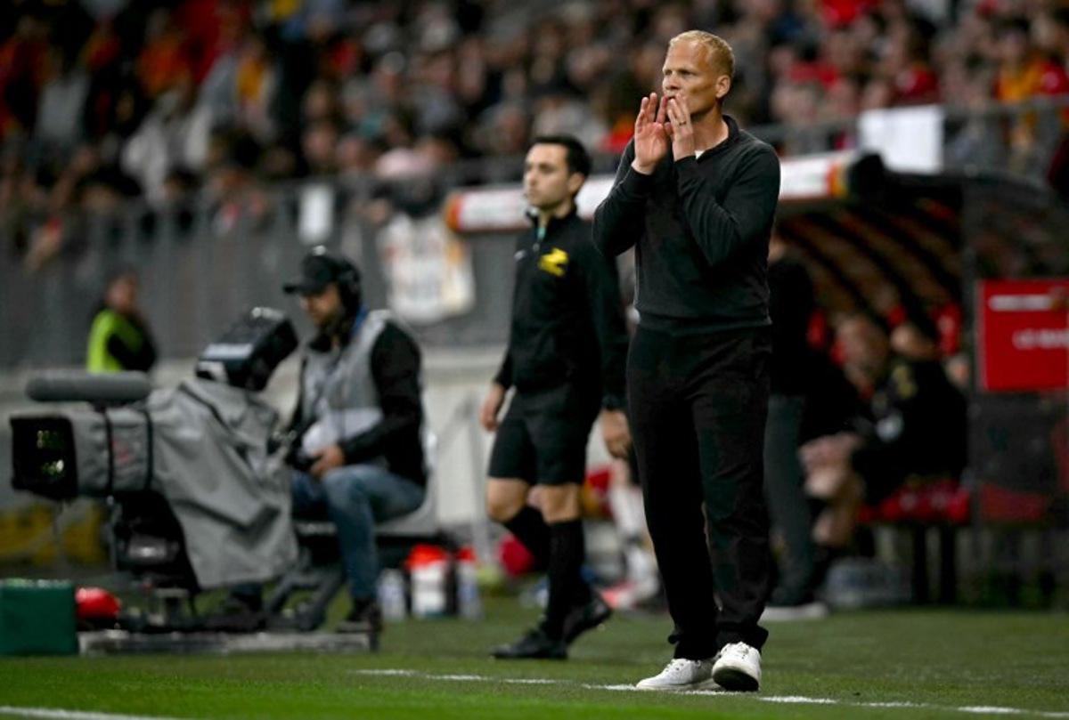 Reims' Belgian coach Karel Geraerts reacts in the techinal area during the French L2 football match between Le Mans FC and Stade de Reims at the Stade Marie-Marvingt in Le Mans on May 2, 2026. Lou BENOIST / AFP