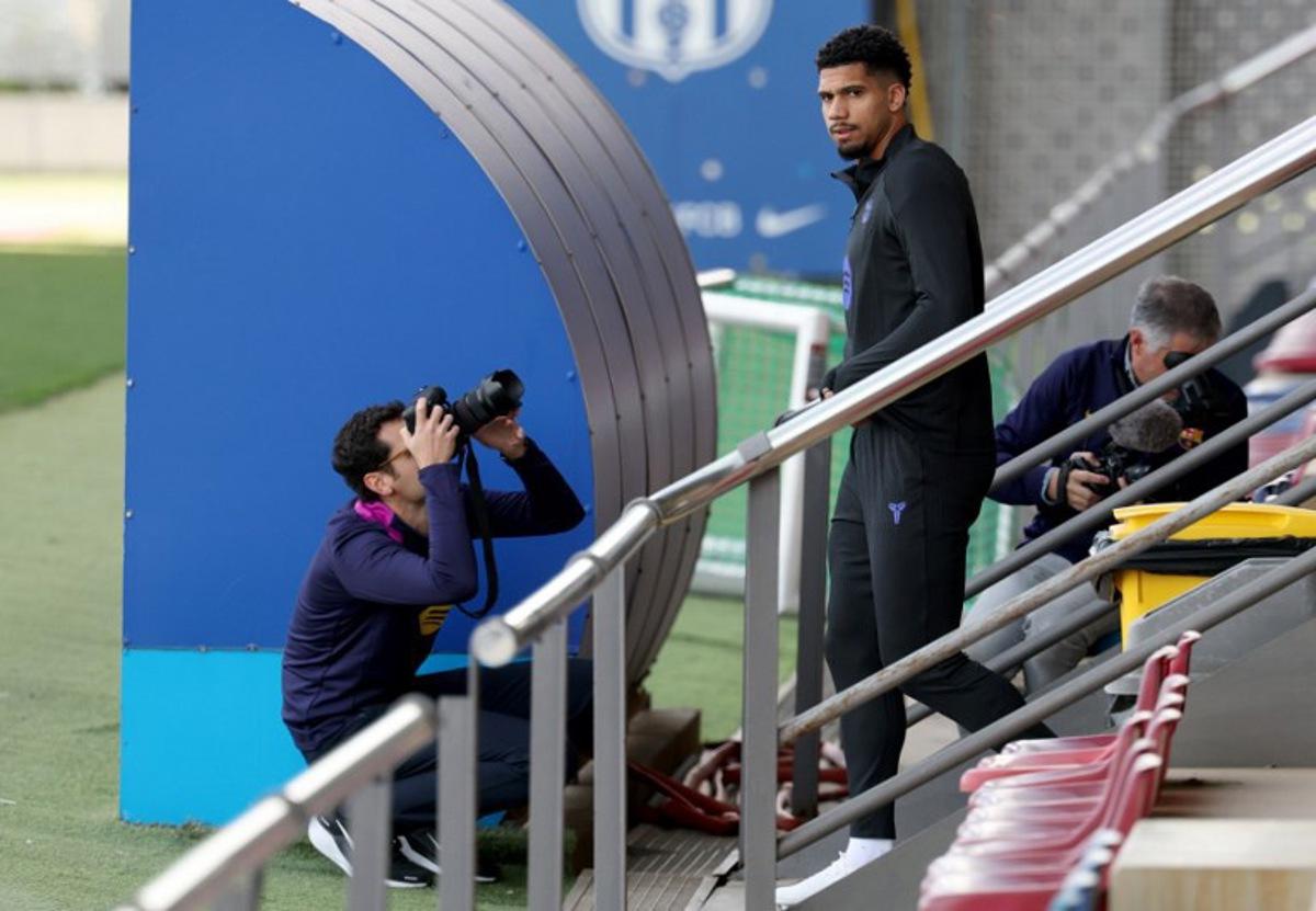 Barcelona's Uruguayan defender #04 Ronald Federico Araujo da Silva arrives to take part in a training session on the eve of their UEFA Champions League, league phase day 5 football match against Chelsea at the Joan Gamper training ground in Sant Joan Despi, near Barcelona, on November 24, 2025. Lluis GENE / AFP