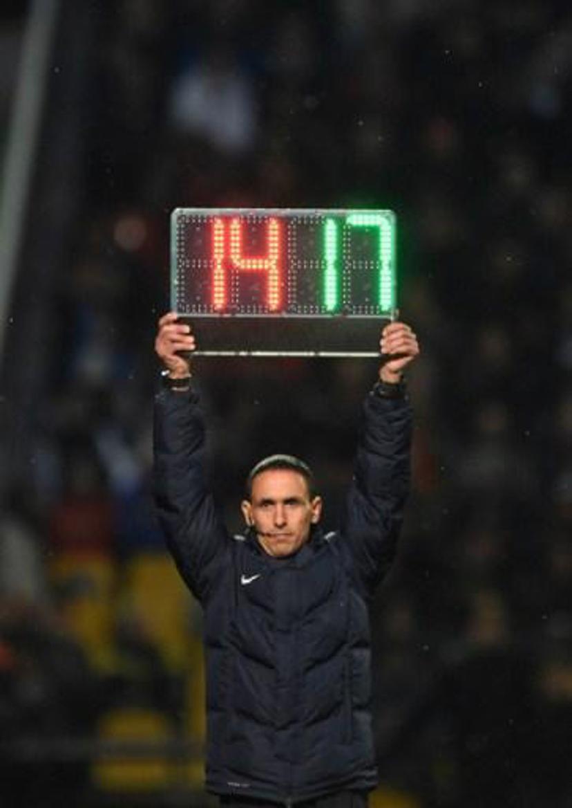 Referee Hakim Ben El Hadj holds an electronic substitution board during the French L1 football match between Metz (FCM) and Nice (OGCN) on October 23, 2016 at Saint Symphorien stadium in Longeville-Les-Metz, eastern France.
JEAN-CHRISTOPHE VERHAEGEN / AFP
