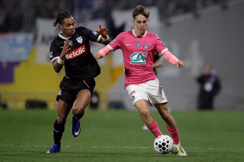 Toulouse's Slovakia midfielder #08 Mario Sauer (R) fights with Amiens' Ivorian midfielder #08 Ibrahim Fofana (L) during the French Cup round of 16 football match between Toulouse FC and Amiens SCF at the Stadium de Toulouse in Toulouse, south-western France, on February 4, 2026. Valentine CHAPUIS / AFP