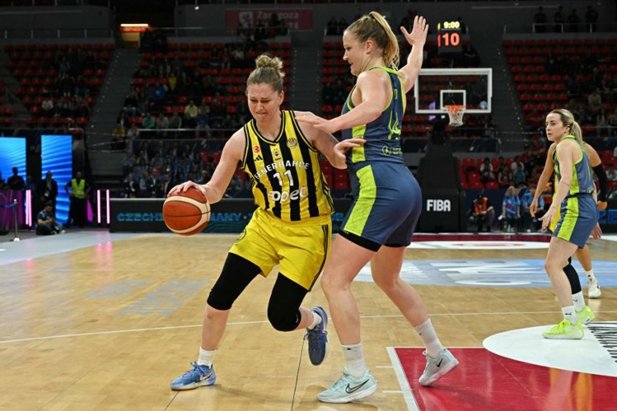 Fenerbahce's Belgian power forward #11 Emma Meesseman drives the ball to the basket against Prague's Dutch center #14 Emese Hof during the Euroleague Women's semifinal basketball match between Fenerbahce and ZVVZ USK Prague at Pabellon Principe Felipe arena in Zaragoza on April 11, 2025. JAVIER SORIANO / AFP