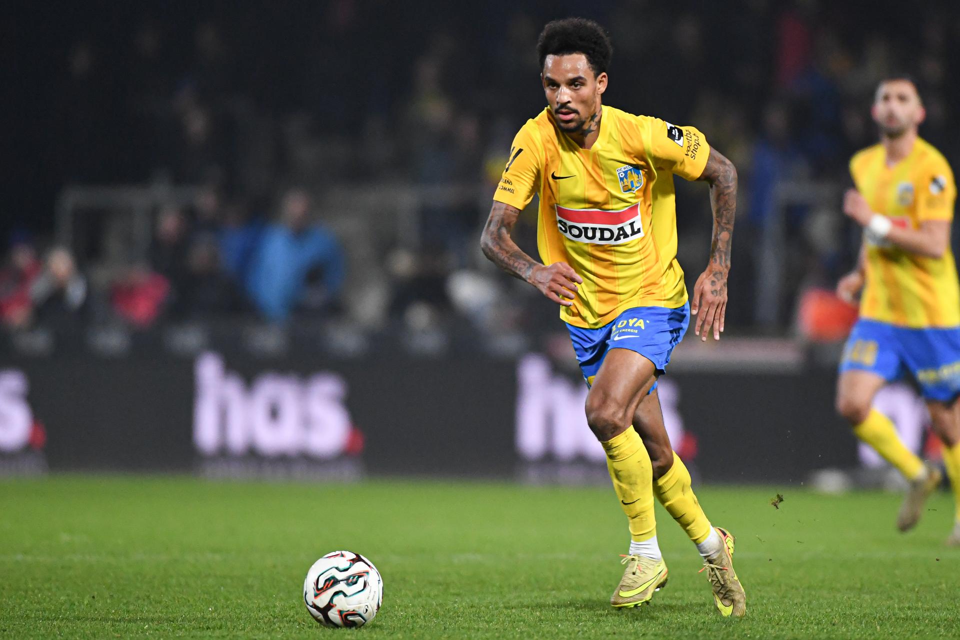 Westerlo's Bryan Reynolds pictured in action during a soccer match between KVC Westerlo and Raal La Louviere, Saturday 20 December 2025 in Westerlo, on day 19 of the 2025-2026 'Jupiler Pro League' first division of the Belgian championship. BELGA PHOTO JILL DELSAUX