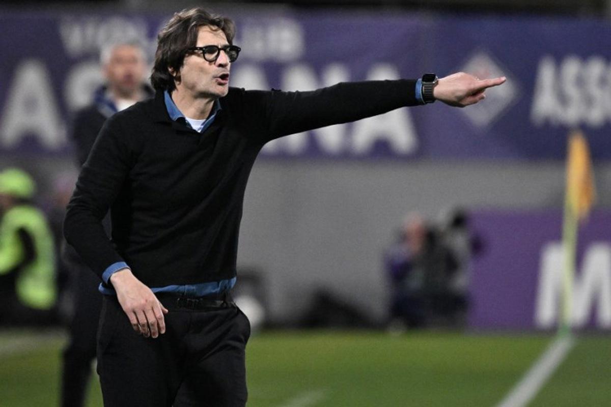 Fiorentina's headcoach Paolo Vanoli reacts during the Italian Serie A football match between Fiorentina and Inter Milan at the Artemio Franchi Stadium in Florence on March 22, 2026. Tiziana FABI / AFP