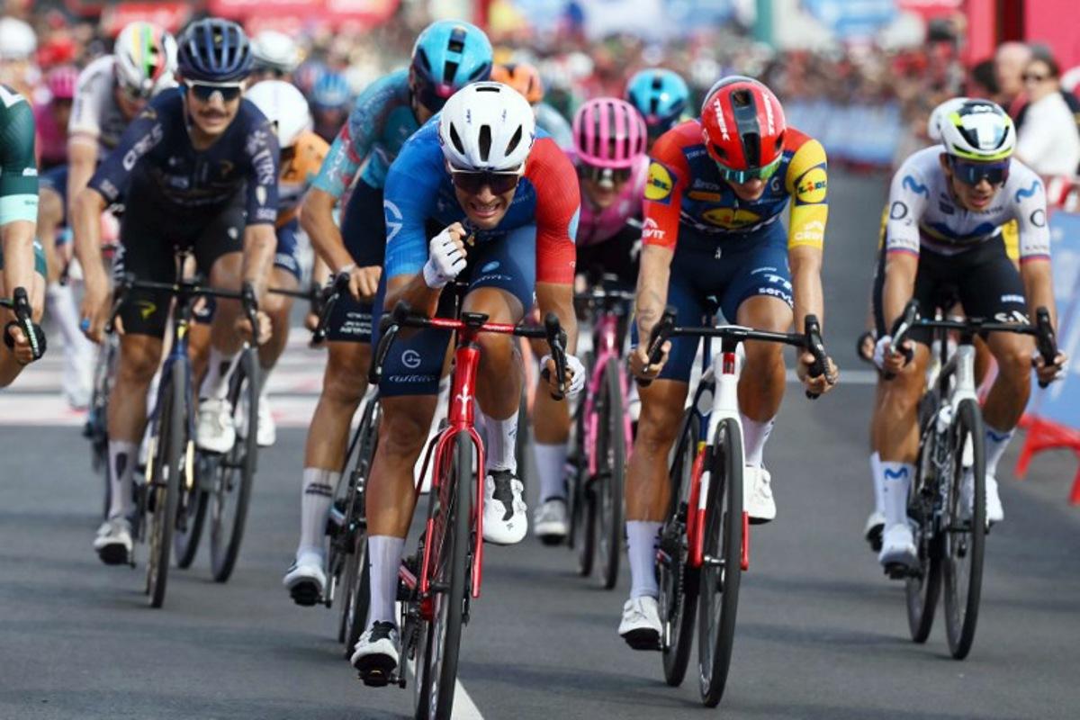 Team Groupama-FDJ's French rider Bastien Tronchon (C) celebrates winning the 10th stage of the Vuelta a Espana 2026 cycling tour, a 184,7 km race between Alcaraz and Elche de la Sierra, on September 1, 2026. JOSE JORDAN / AFP