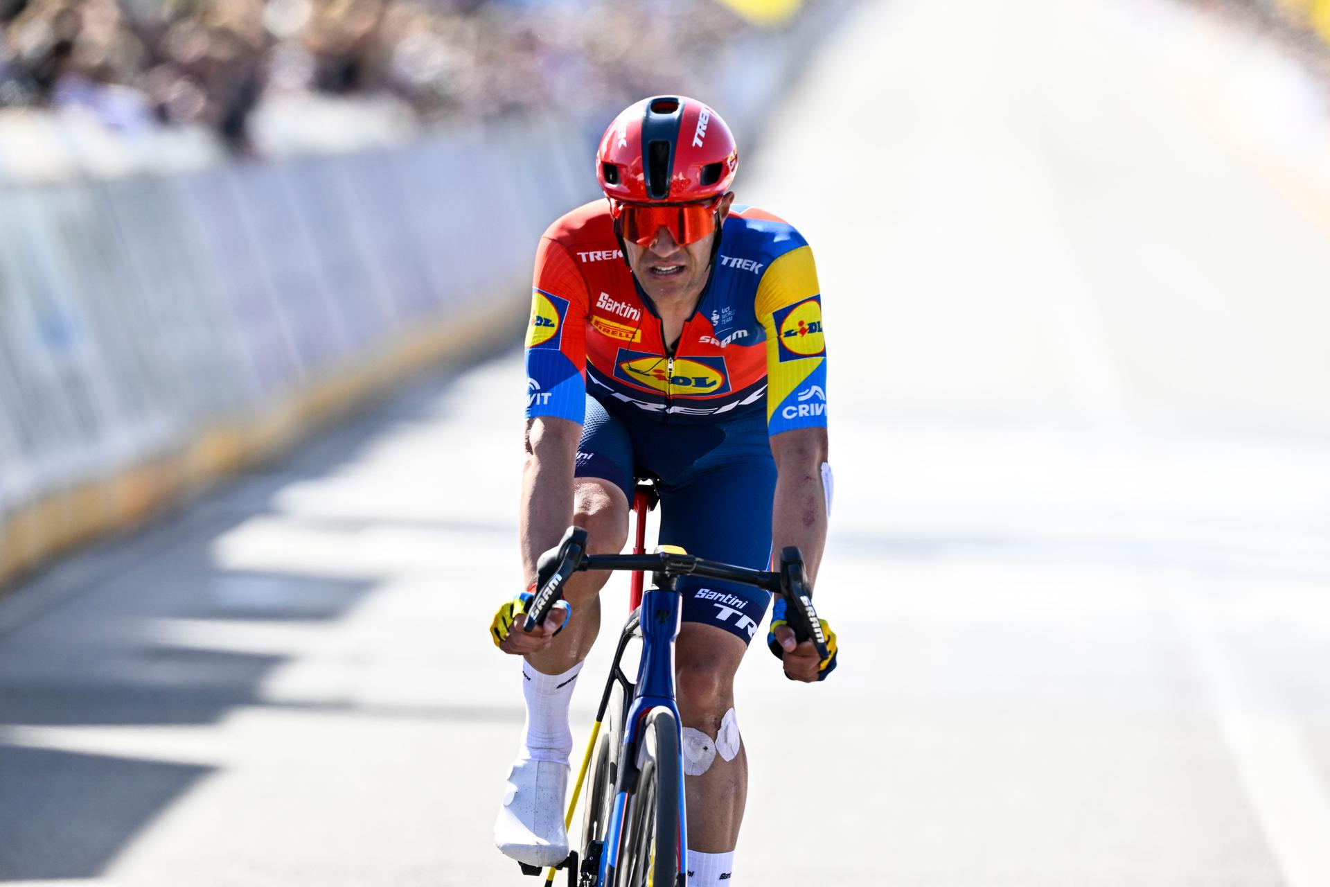 Belgian Jasper Stuyven of Lidl-Trek sprints to the finish of the men's race of the 'Ronde van Vlaanderen/ Tour des Flandres/ Tour of Flanders' one day cycling race, 268,9km from Brugge to Oudenaarde, Sunday 06 April 2025. BELGA PHOTO ERIC LALMAND