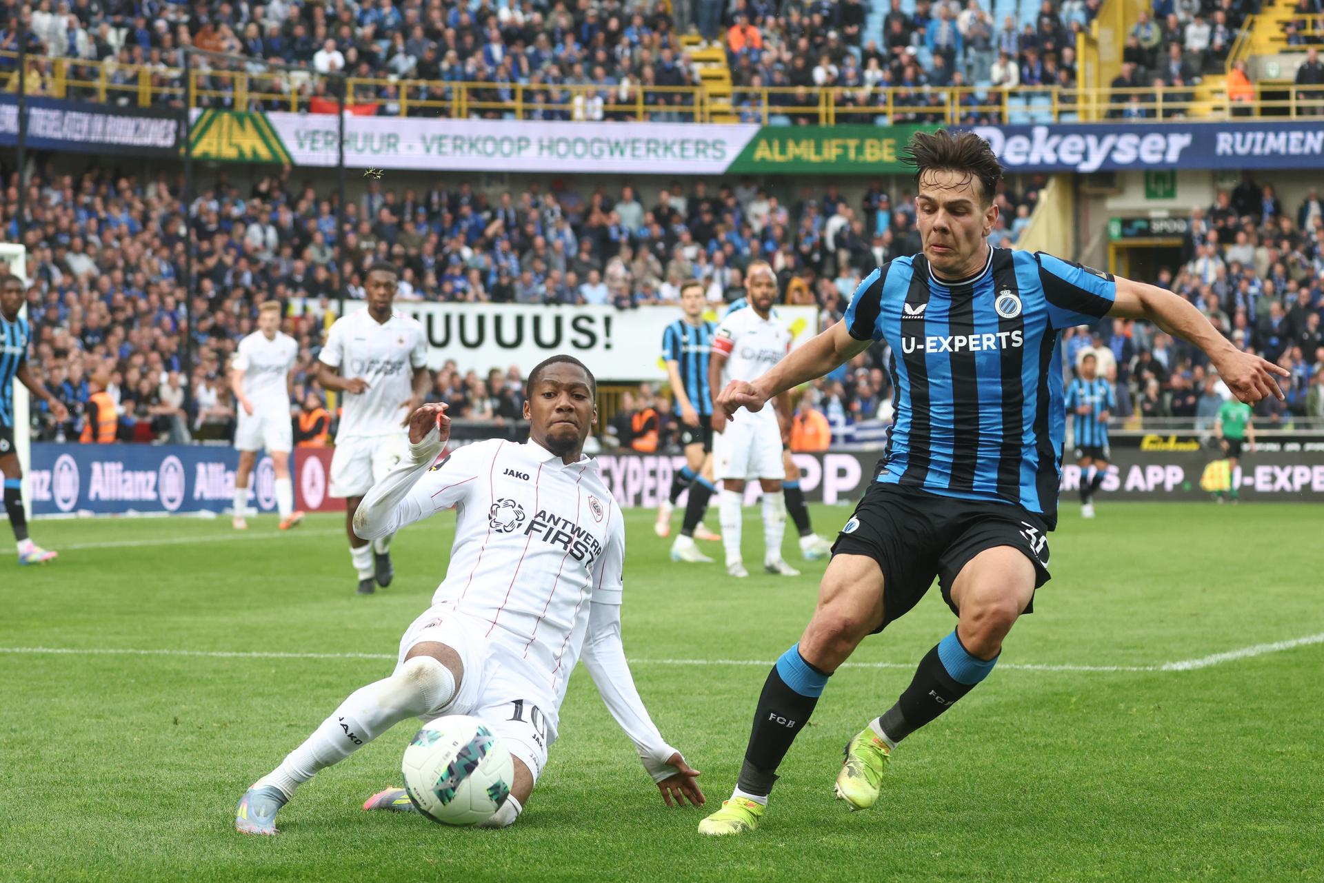 Antwerp's Michel Ange Balikwisha and Club's Ardon Jashari fight for the ball during a soccer match between Club Brugge and Royal Antwerp FC, Sunday 25 May 2025 in Brugge, on day 10 (out of 10) of the Champions' Play-offs of the 2024-2025 'Jupiler Pro League' first division of the Belgian championship. BELGA PHOTO BRUNO FAHY