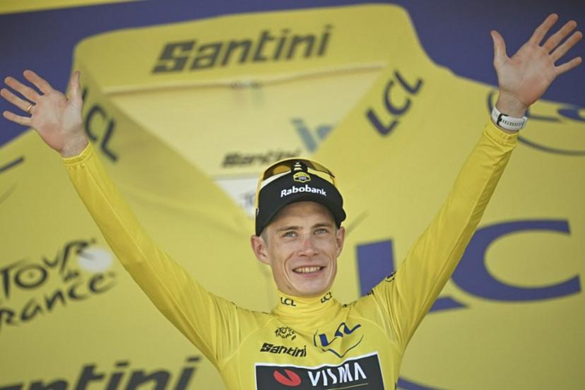Team Visma | Lease a Bike's Danish rider Jonas Vingegaard celebrates on the podium with the overall leader's yellow jersey after the 2nd stage of the 113th edition of the Tour de France cycling race, 168,5 km between Tarragona and Barcelona in northeastern Spain, on July 5, 2026. Loic VENANCE / AFP