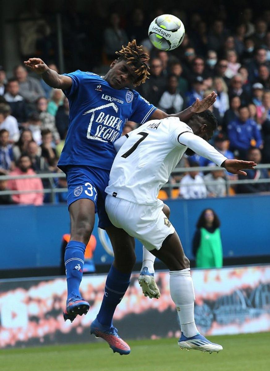 Troyes' defender Eric N'Jo (L) fights for the ball with Lille's midfielder Jonathan Bamba (R) during the French L1 football match between ES Troyes AC and Lille OSC at Stade de l'Aube in Troyes, north-eastern France, on May 1, 2022. FRANCOIS NASCIMBENI / AFP