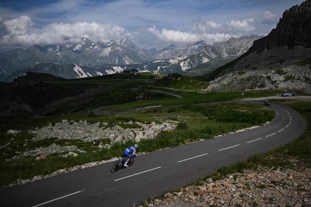 Team Jayco Alula's British rider Simon Yates cycles in the descent of Col de la Loze in the final kilometres of the 17th stage of the 110th edition of the Tour de France cycling race, 166 km between Saint-Gervais Mont-Blanc and Courchevel, in the French Alps, on July 19, 2023. Marco BERTORELLO / AFP