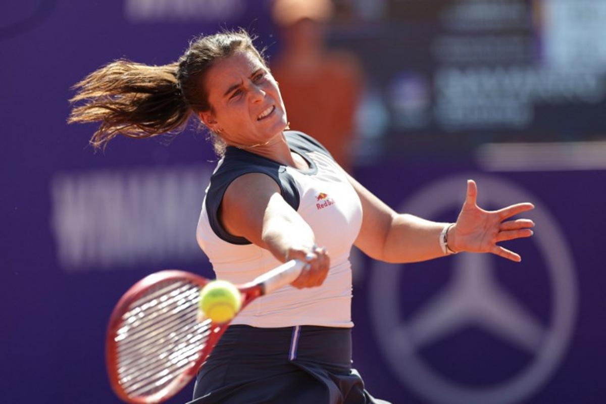 US' Emma Navarro plays a forehand return to Canada's Victoria Mboko during their women's singles final tennis match on day 7 of the WTA 500 Internationaux de Strasbourg tournament on Court Central at the Tennis Club de Strasbourg, eastern France on May 23, 2026. ROMEO BOETZLE / AFP