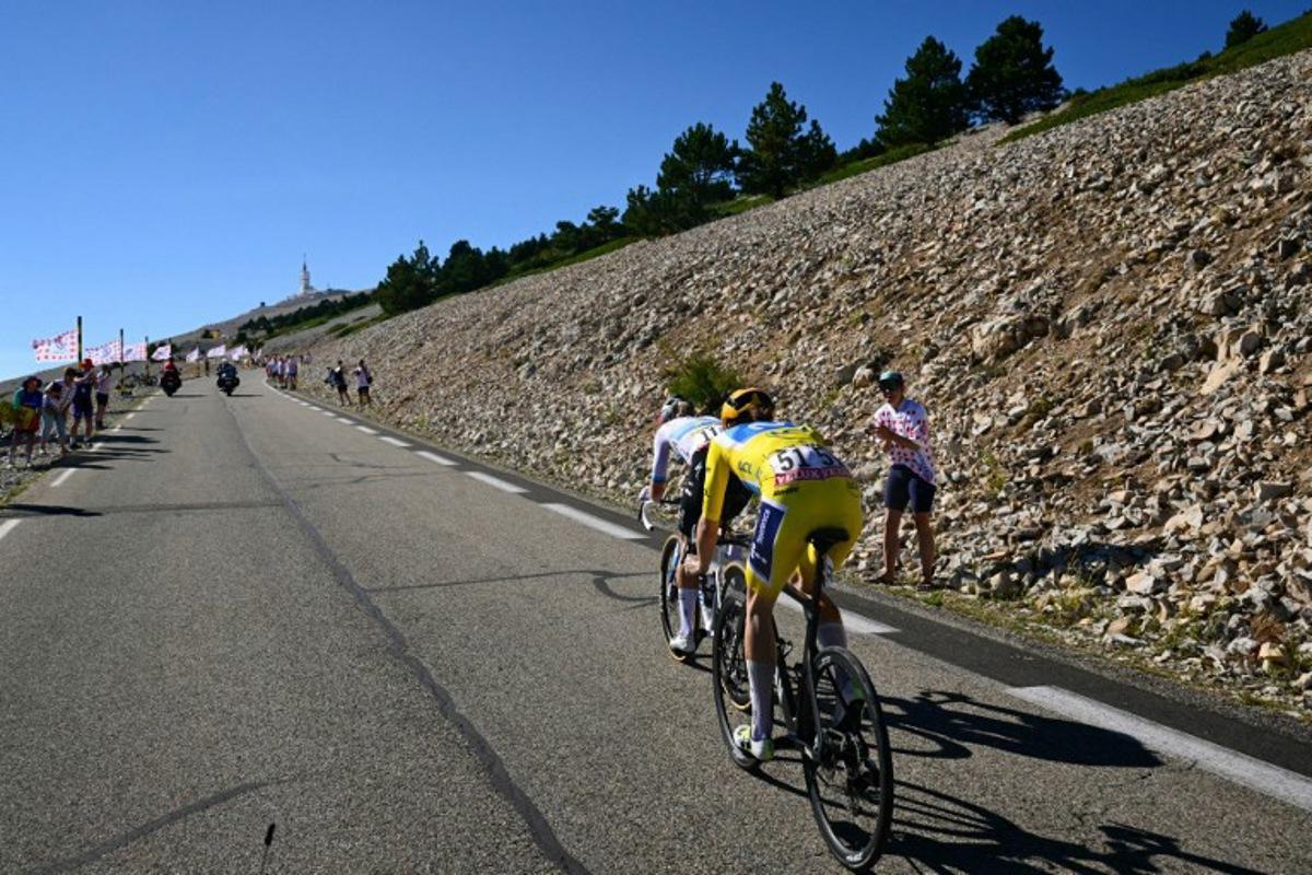FDJ-SUEZ's Dutch rider Demi Vollering (L) and Movistar Team's Swiss rider Marlen Reusser wearing the overall leader's yellow jersey compete during the 7th (out of 9) stage of the fifth edition of the Women's Tour de France cycling race, 146.8 km from Voulte-sur-Rhone to The Mont Ventoux, at The Mont Ventoux, southeastern France on August 7, 2026. NICOLAS TUCAT / AFP
