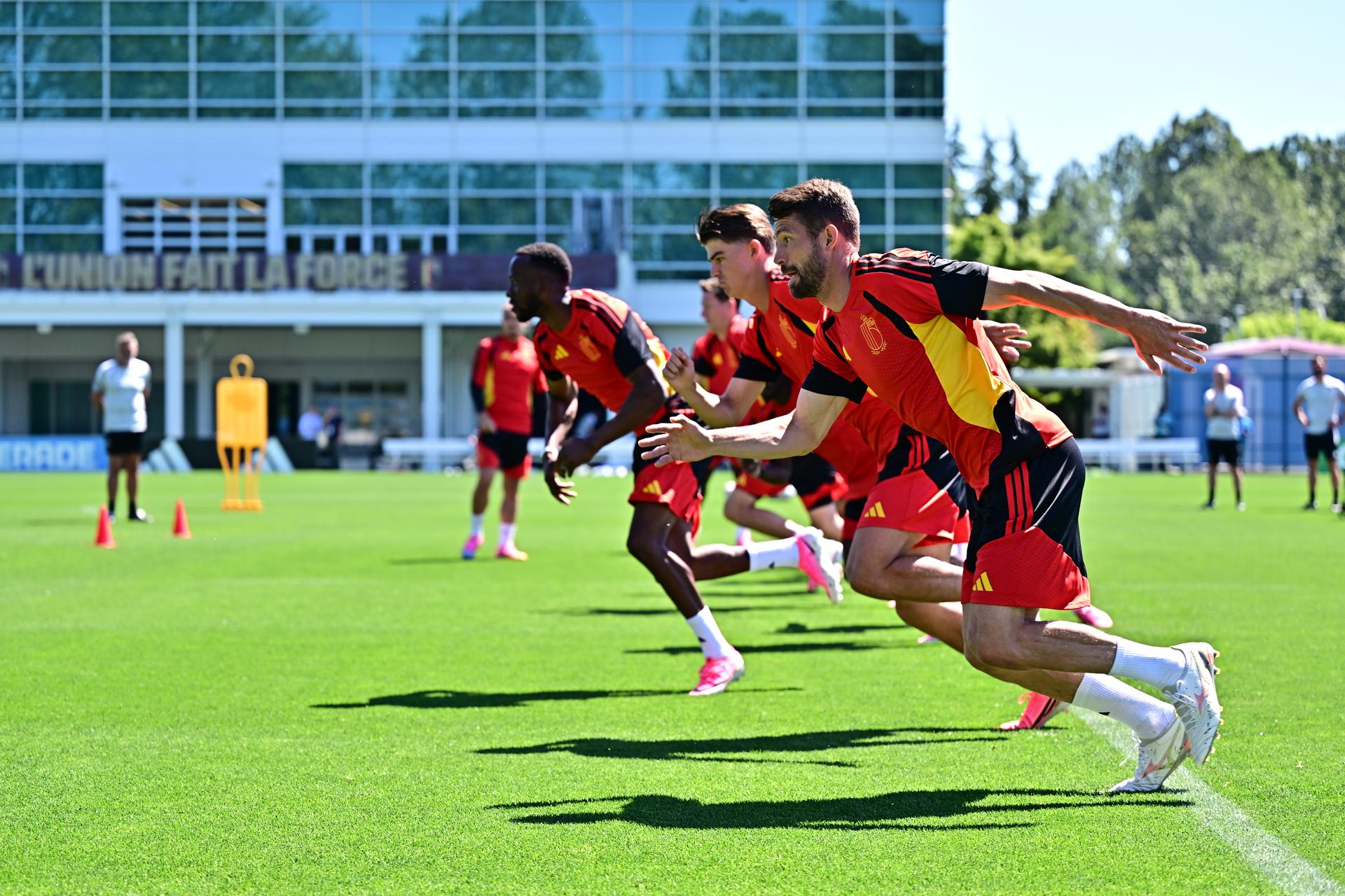 Belgium's Brandon Mechele (front) and his teammates pictured during a training session of Belgian national soccer team Red Devils, at the basecamp in Seattle, USA on Sunday 14 June 2026, ahead of their first game tomorrow against Egypt at the FIFA World Cup 2026. BELGA PHOTO DIRK WAEM