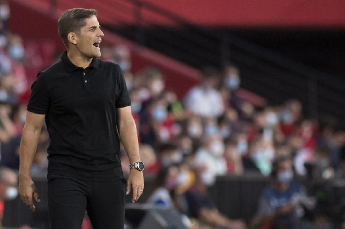 Granada's Spanish coach Robert Moreno shouts from the sideline during the Spanish League football match between Granada FC and Real Sociedad at Nuevo Los Carmenes stadium in Granada on September 23, 2021. JORGE GUERRERO / AFP