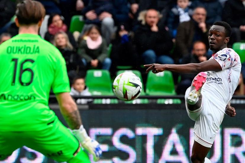 Clermont-Ferrand's Malian defender #15 Cheick Oumar Konate (R) hits the ball in front of Metz's Algerian French goalkeeper #16 Alexandre Oukidja during the French L1 football match between FC Metz and Clermont Foot 63 at the Saint-Symphorien Stadium in Longeville-les-Metz, eastern France, on March 10, 2024. Jean-Christophe VERHAEGEN / AFP