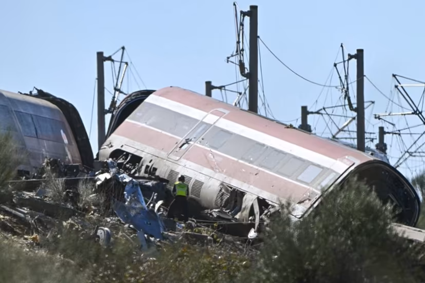 Rescue workers look for victims of a train crash between a high speed Renfe AVE train and Iryo train around 150kms south of Madrid between Urda and Los Yebenes in the province of Toledo, on October 28, 2026. Javier SORIANO / AFP