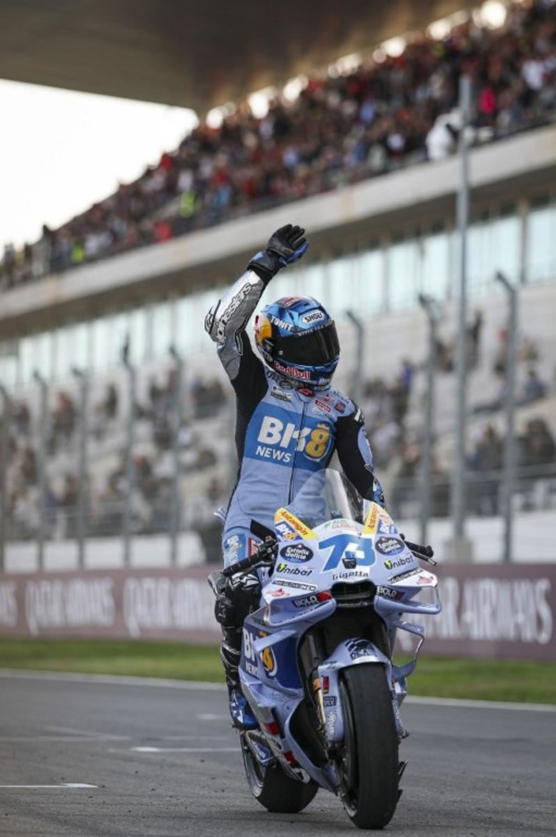 BK8 Gresini Racing MotoGP team's Spanish MotoGP rider Alex Marquez celebrates winning the MotoGP sprint race of the Portuguese Grand Prix at the Algarve International Circuit in Portimao on November 8, 2025. PATRICIA DE MELO MOREIRA / AFP