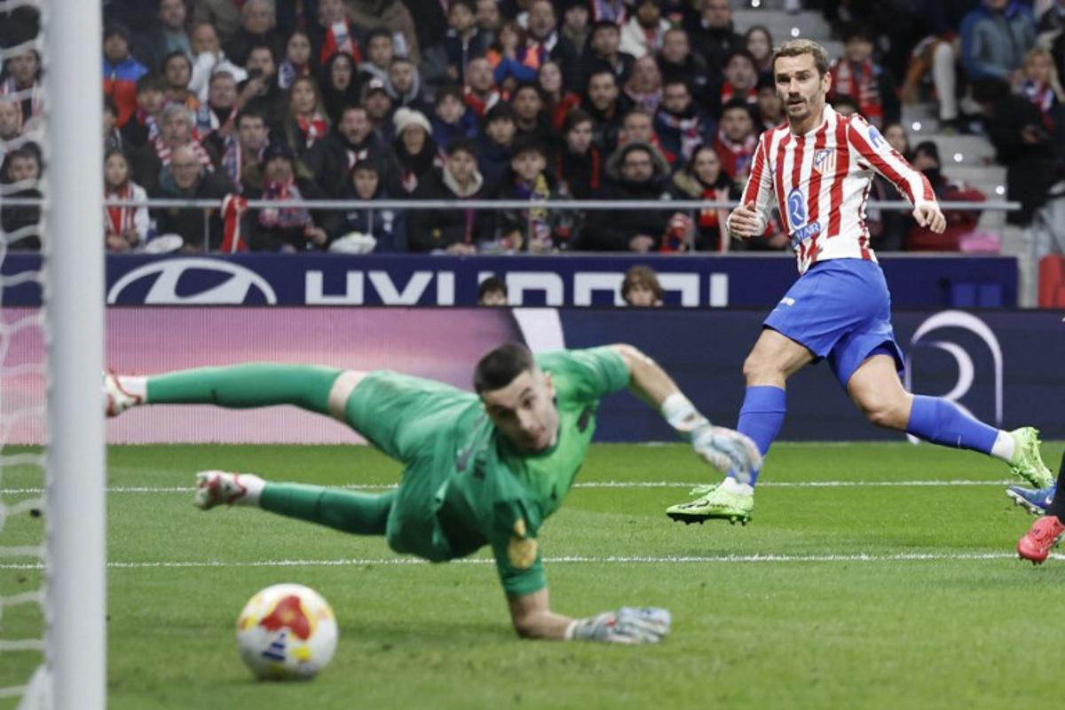 Atletico Madrid's French forward #07 Antoine Griezmann (R) scores his team's second goal during the Spanish Copa del Rey (King's Cup) semi final first leg football match between Club Atletico de Madrid and FC Barcelona at Metropolitano Stadium in Madrid on February 12, 2026. Oscar DEL POZO / AFP