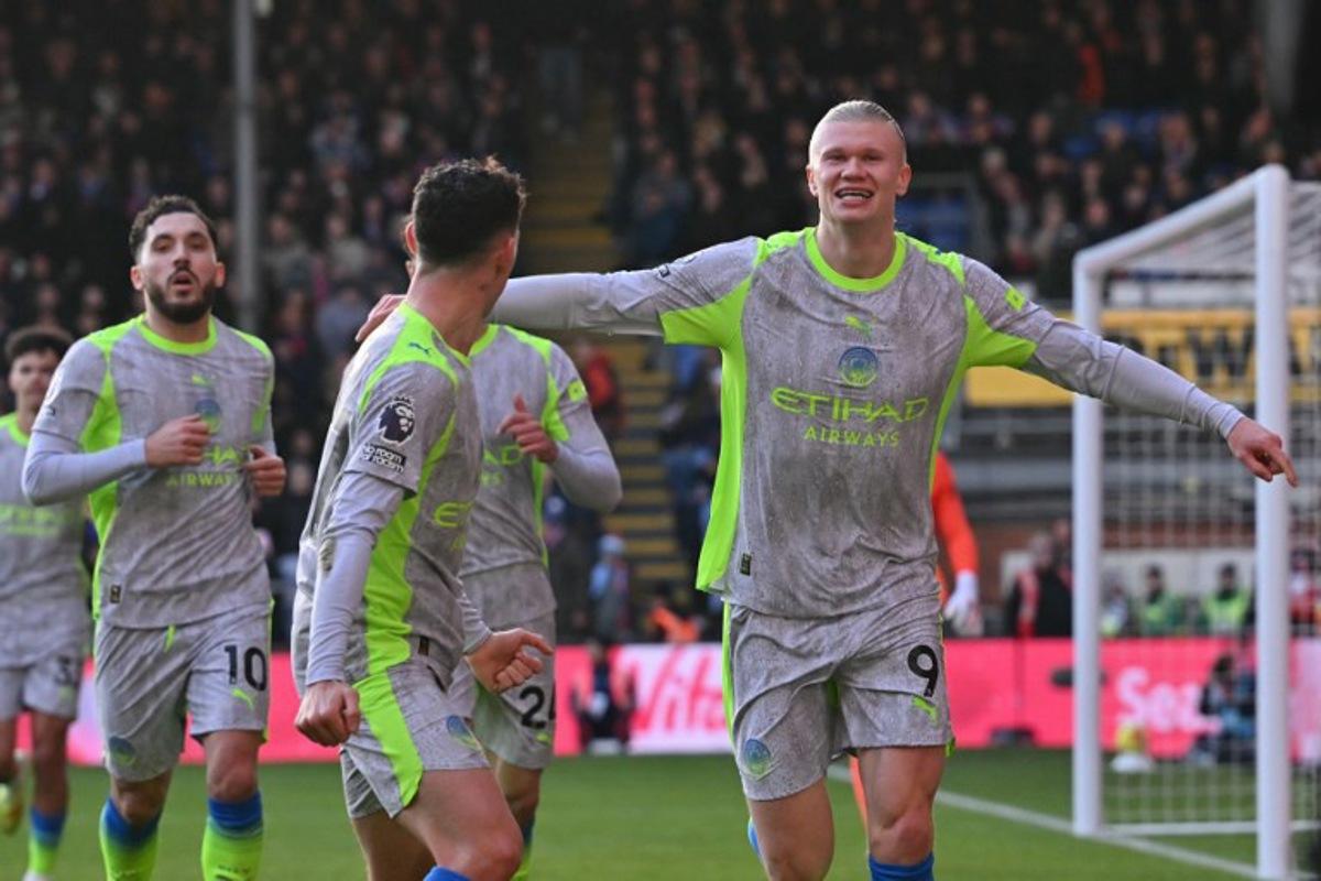 Manchester City's Norwegian striker #09 Erling Haaland (R) celebrates with teammates after scoring the opening goal of the English Premier League football match between Crystal Palace and Manchester City at Selhurst Park in south London on December 14, 2025. Glyn KIRK / AFP