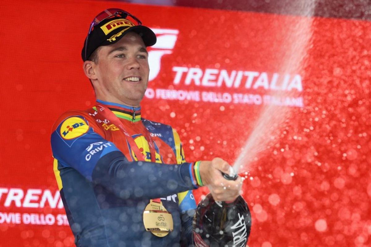 Cyclamen jersey, Lidl-Trek's Danish rider Mads Pedersen celebrates on the podium after victory in the 13th stage of the 108th Giro d'Italia cycling race of 180kms from Rovigo to Vicenza on May 23, 2025. Luca Bettini / AFP