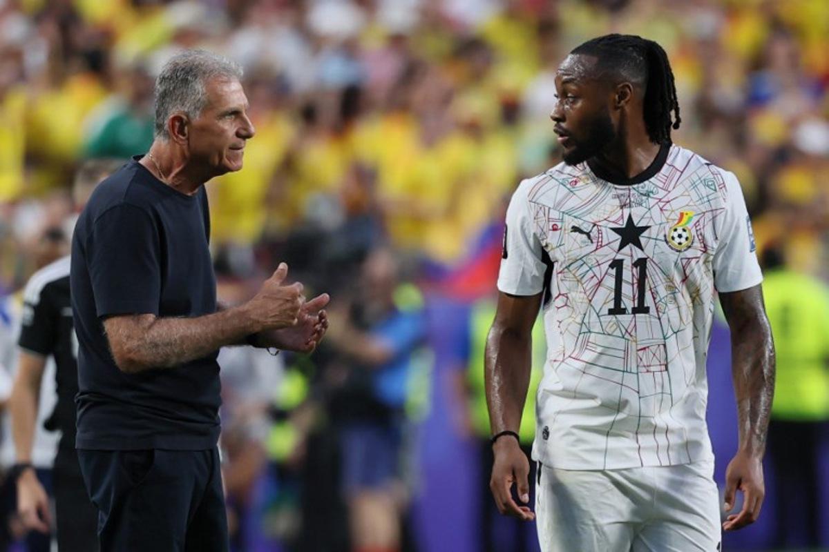 Ghana's Portuguese head coach Carlos Queiroz speaks with Ghana's forward #11 Antoine Semenyo during the 2026 World Cup round of 32 football match between Colombia and Ghana at the Kansas City Stadium in Kansas City on July 3, 2026. Odd ANDERSEN / AFP